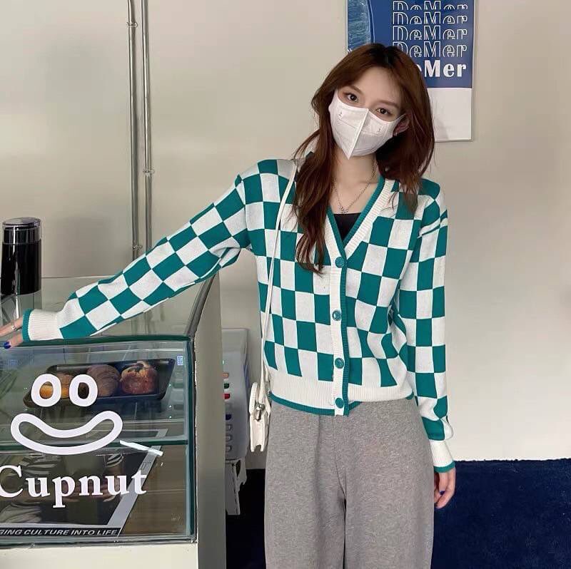 Everyday_Clothe's tweet photo. เสื้อแขนยาวไหมพรมลายตารางหมากรุก สุดฮิต ผ้าไหมพรมเนื้อนิ่มใส่สบายไม่หนาจนเกินไป #พร้อมส่ง 
 อก 36-42
ยาว 18
รอบแขน 14
ข้อมือ6-12
  249บาท🤎
#เสื้อกันหนาว #เสื้อกั๊ก #เสื้อกั๊กไหมพรม #เสื้อผ้าสไตล์เกาหลี #เสื้อผ้าเกาหลี #เสื้อแขนยาว #เสื้อผ้าแฟชั่น https://t.co/R3ZI7QEhqT