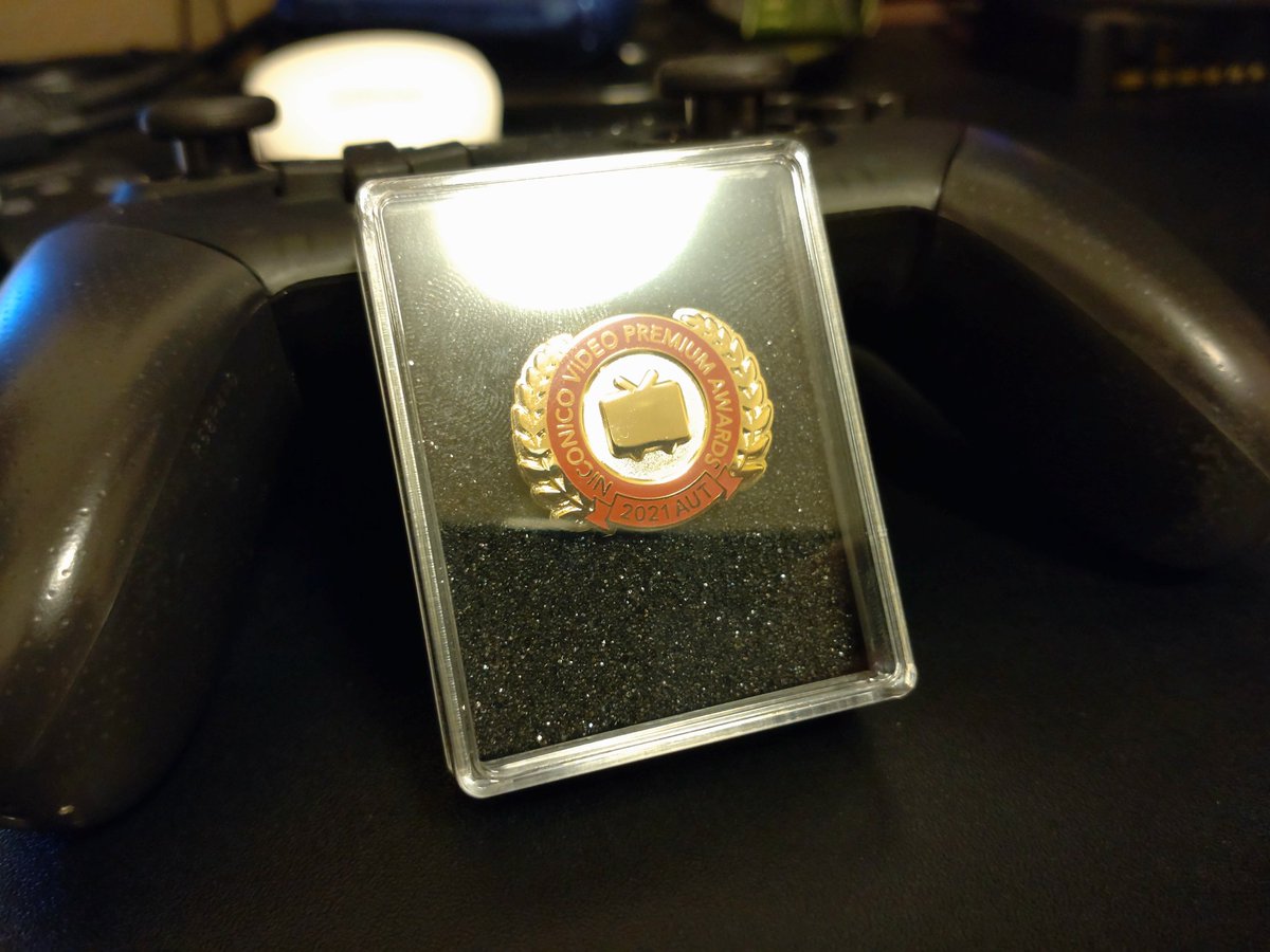 simabuku_rin's tweet photo. ニコニコの特別審査員賞でしたっけ？のバッチ届いていました！以外とちゃっちぃ！。。w https://t.co/5uBbn2qY48
