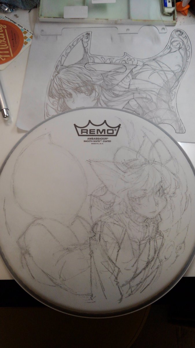 10インチドラムヘッド。たまにやってる人いるけど普通に描いて大丈夫なのかなこれ…。 
