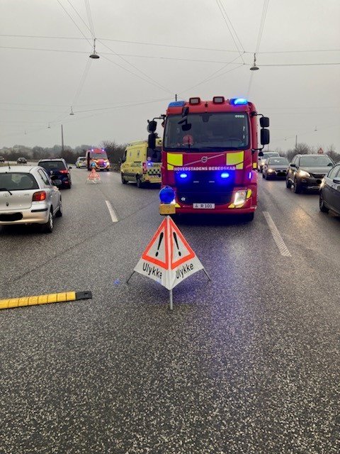 HBeredskab's tweet photo. #Uheld #Centrumforbindelsen mod  Sjællandsbroen. Solouheld, bil mod lygtepæl. Forvent kø og tage hensyn til de blå blink. Kør forsigtigt. https://t.co/Zk7ZYKUJED