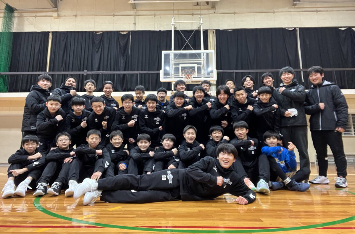 lakes_academy's tweet photo. 【U15】#レイクスU15
2021年練習納め👍
日頃からお世話になっている体育館で大掃除を実施し、チームmtgをして終えました。
皆様のご支援ご声援のおかげで、2021年を熱く楽しくバスケに打ち込むことができました🔥
2021年ありがとうございました🙇🏻
#Goodsmile #GreaTEAM
#滋賀レイクスターズ https://t.co/KZokxOLWbC