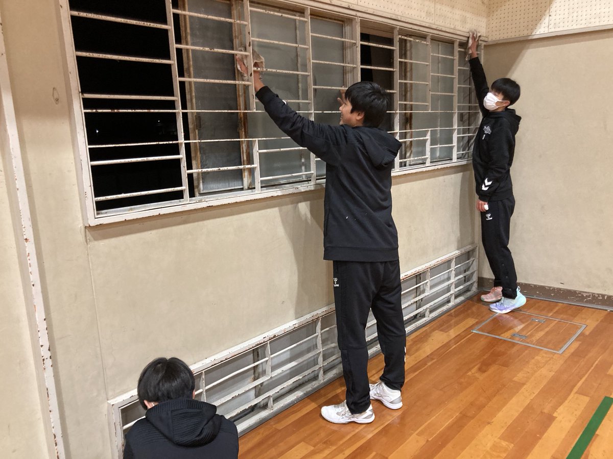 lakes_academy's tweet photo. 【U15】#レイクスU15
2021年練習納め👍
日頃からお世話になっている体育館で大掃除を実施し、チームmtgをして終えました。
皆様のご支援ご声援のおかげで、2021年を熱く楽しくバスケに打ち込むことができました🔥
2021年ありがとうございました🙇🏻
#Goodsmile #GreaTEAM
#滋賀レイクスターズ https://t.co/KZokxOLWbC
