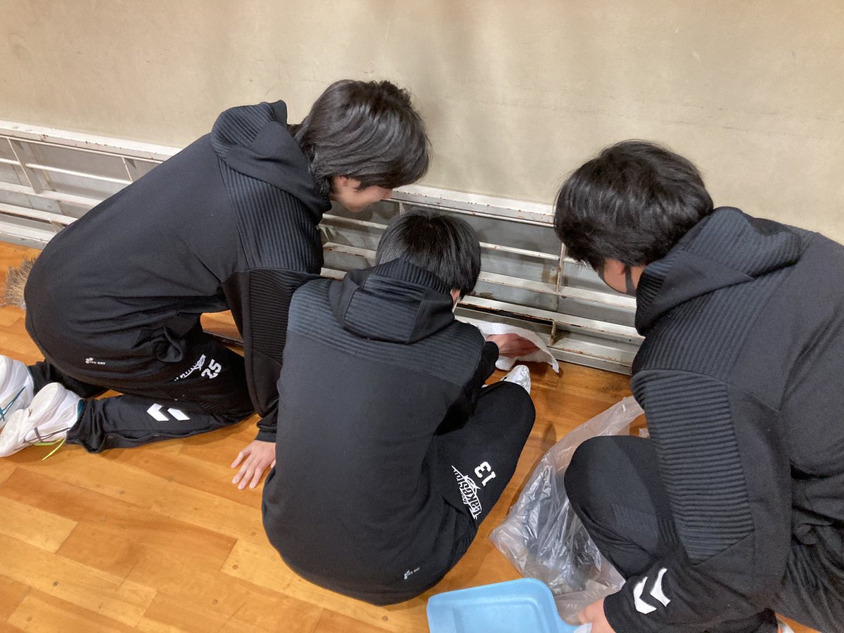 lakes_academy's tweet photo. 【U15】#レイクスU15
2021年練習納め👍
日頃からお世話になっている体育館で大掃除を実施し、チームmtgをして終えました。
皆様のご支援ご声援のおかげで、2021年を熱く楽しくバスケに打ち込むことができました🔥
2021年ありがとうございました🙇🏻
#Goodsmile #GreaTEAM
#滋賀レイクスターズ https://t.co/KZokxOLWbC