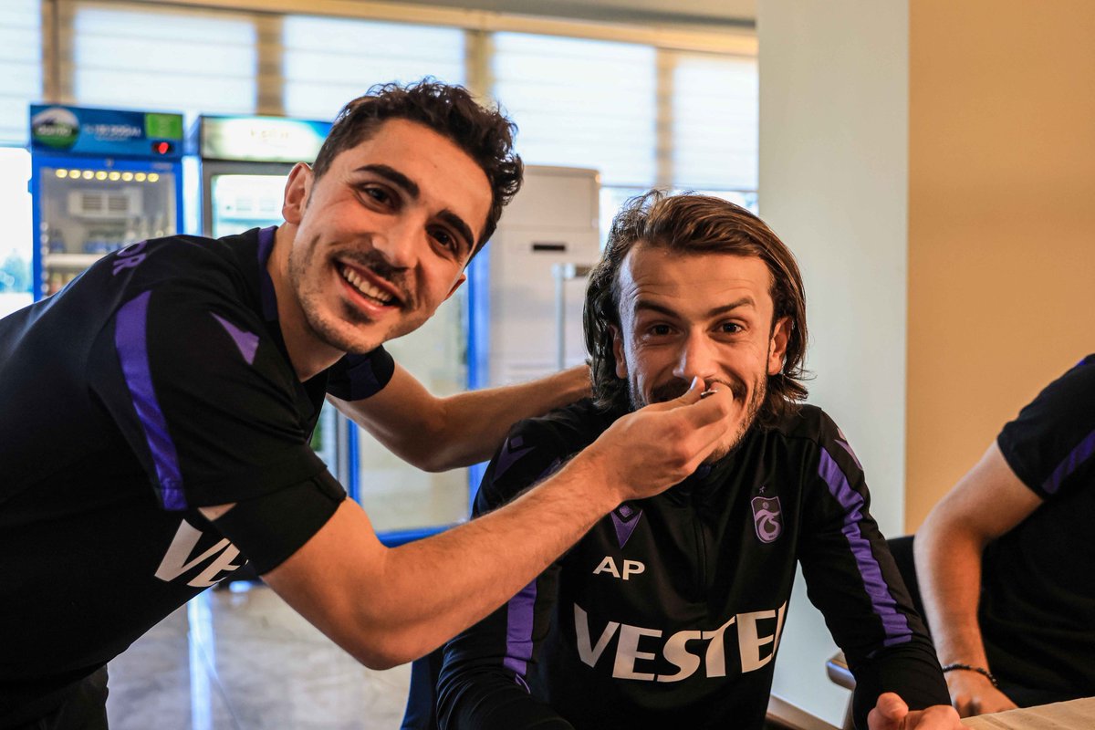 Futbolcumuz Abdulkadir Parmak için bugün Mehmet Ali Yılmaz Tesisleri’nde doğum günü kutlaması gerçekleştirildi

Detaylar👉 trabzonspor.org.tr/tr/abdulkadir-…