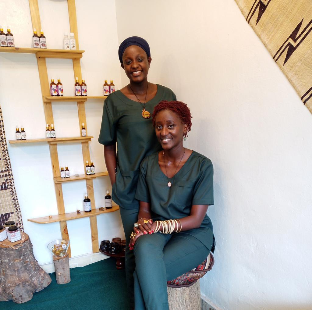 Have you been to our Physical store yet?
Come talk to us about your skin and hair care needs.

Happy Holidays!