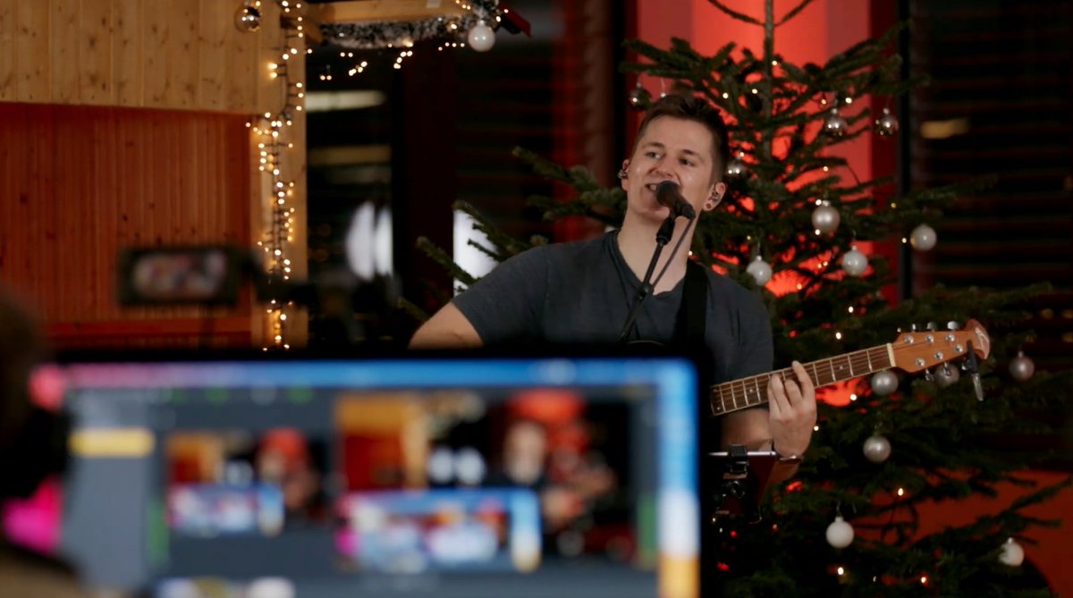 RabWisniewski's tweet photo. In the midst of December I was invited over to Düsseldorf, Germany, by DKV Mobility to gig for their virtual Christmas concert!

I had an absolutely incredible time working with these guys, one of my highlights in such a tricky year. With around 2000 DKV employees tuned in it was https://t.co/Wq7kTy5mPL