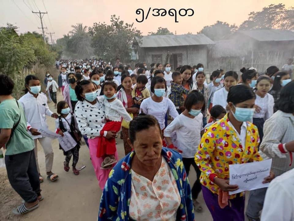 KYITHAR95368969's tweet photo. Pro-democracy people from #Ayadaw Tsp, #Sagaing Division, staged a marching strike to eliminate the #MilitaryDictatorship continuously. #CrimesAgainstHumanity
#Dec28Coup
#WhatsHappeningInMyanmar https://t.co/ecJVOmOLIt