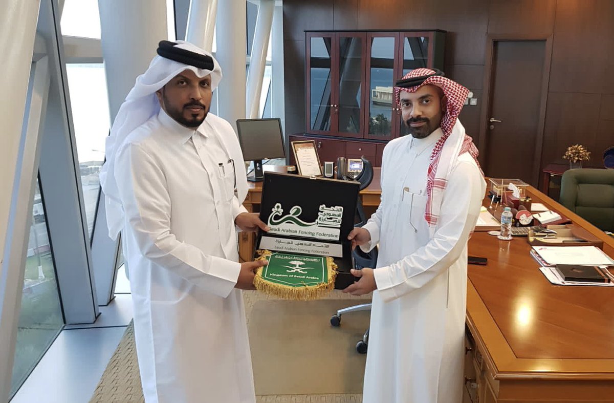 FencingKsa's tweet photo. 📸| 

قام المدير التنفيذي الاستاذ/ عبدالله السنيد  نيابة عن رئيس واعضاء مجلس الاتحاد السعودي للمبارزة 🇸🇦 بتقديم درع تذكاري للاستاذ/ زمل خليوي الشمري عضو مجلس ادارة الاتحاد القطري 🇶🇦للمبارزة بمناسبة ختام المعسكر الخليجي المشترك للسيدات مقدماً شكره على كرم الضيافة و الاستقبال https://t.co/1nvLygj5Xz