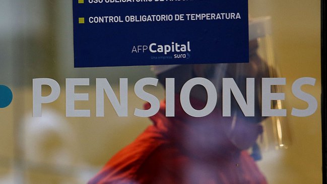 Cooperativa's tweet photo. Tras carta de economistas sobre PGU, Jackson acusó que proyecto "es fiscalmente irresponsable" #CooperativaContigo https://t.co/oB8xahZoxM https://t.co/KyMVh6sXmd