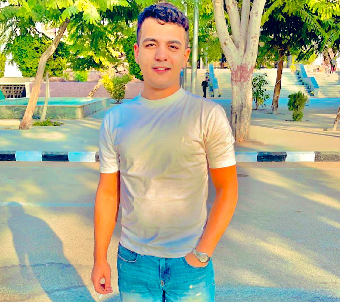 في خدمة الشعب من الرأس للكعب 😂♥️