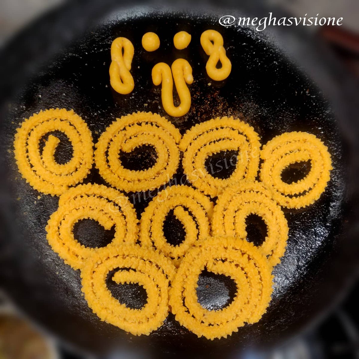 meghasvisione's tweet photo. How many of you do Eye👀,Ear 👂👂 & nose👃at end of making #chakkuli ?!
🤔
Chakkuli for chilling weather
#snacks
#MeghasVisione
#MeghasKitchen
For more photos follow me on Instagram 🙏
https://t.co/xz7UB6PGvF https://t.co/Tyly5OK7Za