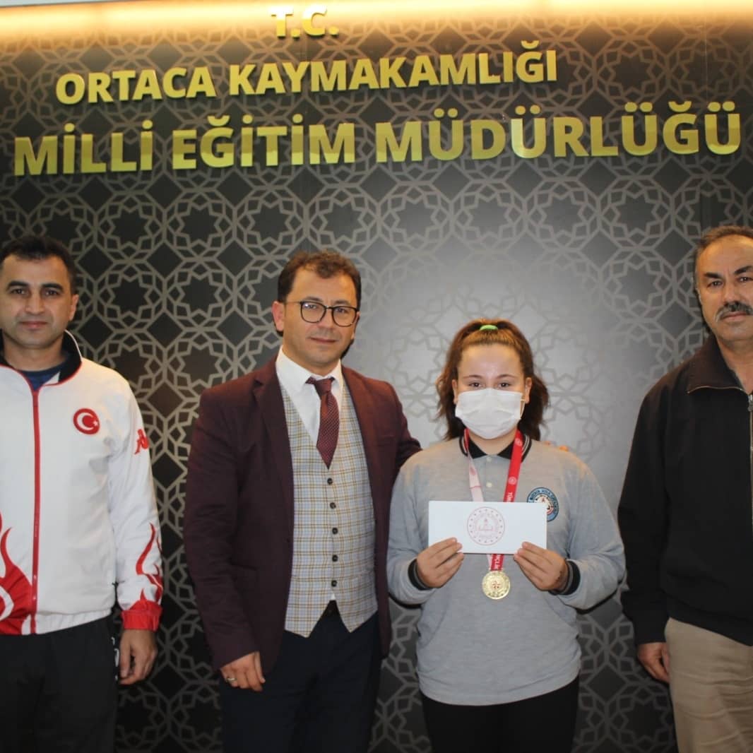 ortacamem's tweet photo. Güreş sporu ve Kur'an-ı Kerim güzel okuma yarışmalarında ilçemizi temsil eden ve il çapında derece alan öğrencilerimize, müdürümüz Sayın Seyit Kavak tarafından hediyeleri verildi...Öğrencilerimizi tebrik eder, başarılarının devamını dileriz 👏👏👏
@SeyitKavak 
@mugla_mem https://t.co/YY8yqEzbaw