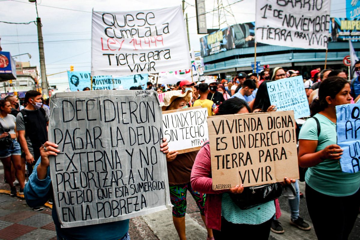 Fte_Izquierda's tweet photo. [ 🔴 AHORA ]

#TierraParaVivir: Movilización en solidaridad con las y los vecinos de Ciudad Evita que fueron brutalmente desalojados el 24 de diciembre por la policía de Berni y Kicillof.

✊🏻 Acompañan la diputada @myriambregman y la concejal  @Hernand_nati https://t.co/8AuCrBYITs