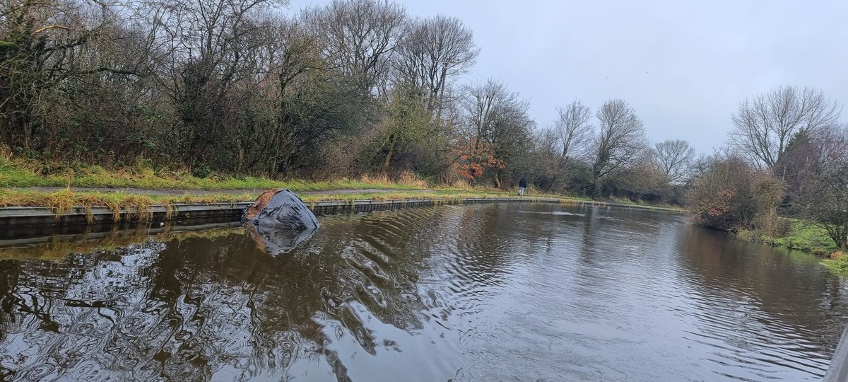 Ashtag145's tweet photo. @CRTNorthWest Took a sail from Adlington to Wigan top lock, about a Mile past Red House 2 day moorings,  and low and behold this is STILL floating in the #LeedsLiverpoolCanal  
@CRTNorthWest https://t.co/LJQriOxacW https://t.co/bSvDMQ5tjd
