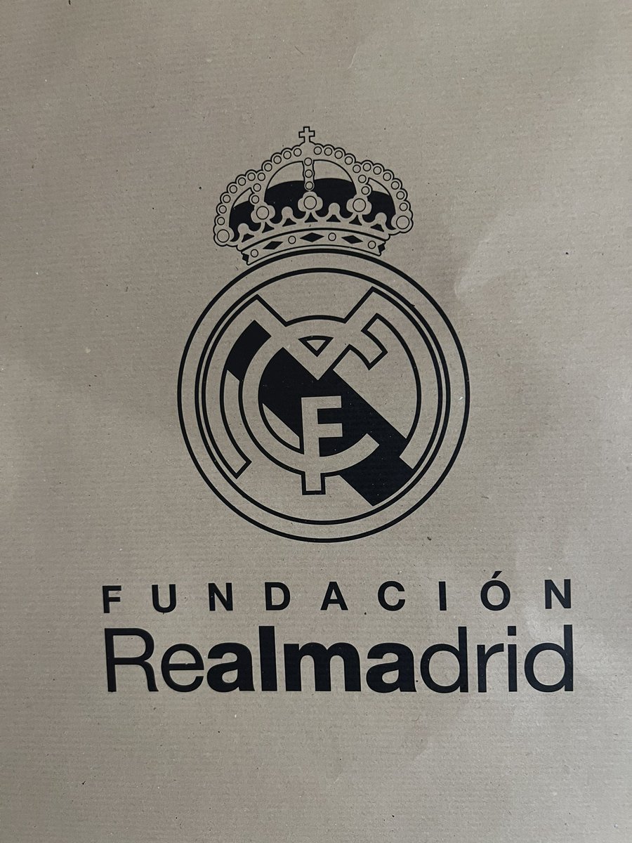 7 meses ingresado en el Hospital La Paz. Sin embargo aun te devuelven la sonrisa. Gracias <a href="/Fun_Realmadrid/">Fundación Real Madrid</a> y <a href="/realmadrid/">Real Madrid C.F.</a> por acordaros de los #niños enfermos. Una pena que el #protocolocovid haya impedido que nos lo trajera <a href="/Benzema/">Karim Benzema</a> <a href="/lukamodric10/">Luka Modrić</a> o <a href="/ToniKroos/">Toni Kroos</a> #comonotevoyaquerer