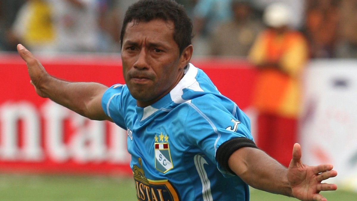 dalbertsc's tweet photo. Un día como hoy nace #RobertoPalacios ex jugador, ídolo de #SportingCristal. Técnico, hábil y pícaro de juego genial, buen remate con ambas piernas, desequilibrante. El Chorri fue campeón con SC en 1991, el tricampeonato y el 2002. Internacional con Perú en 128 veces. @dalbertsc https://t.co/Tv1zHLXMFy