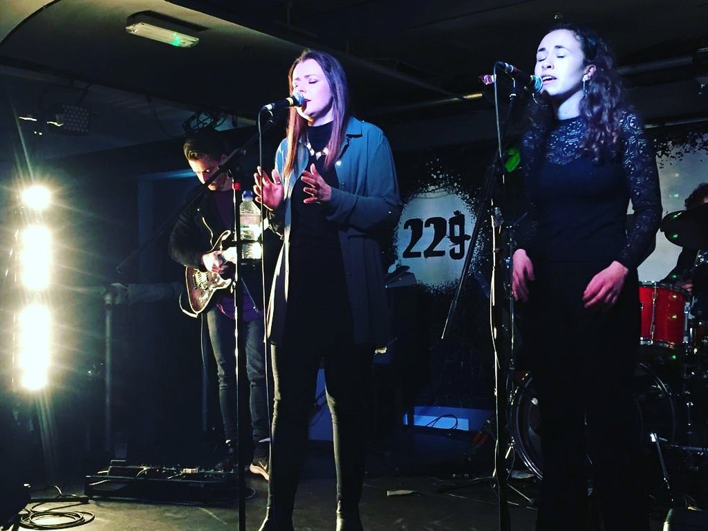 InvincBookings's tweet photo. I'm looking to book gigs for a R&amp;B/Soul act from London called @lyraband_uk 
Open to dates/offers but would ideally like to at least cover travel expenses.  Please drop me a message or email me at amy.invinciblebookings@live.co.uk if you'd be interested in booking them for a gig. https://t.co/ZmZkd4gdoH