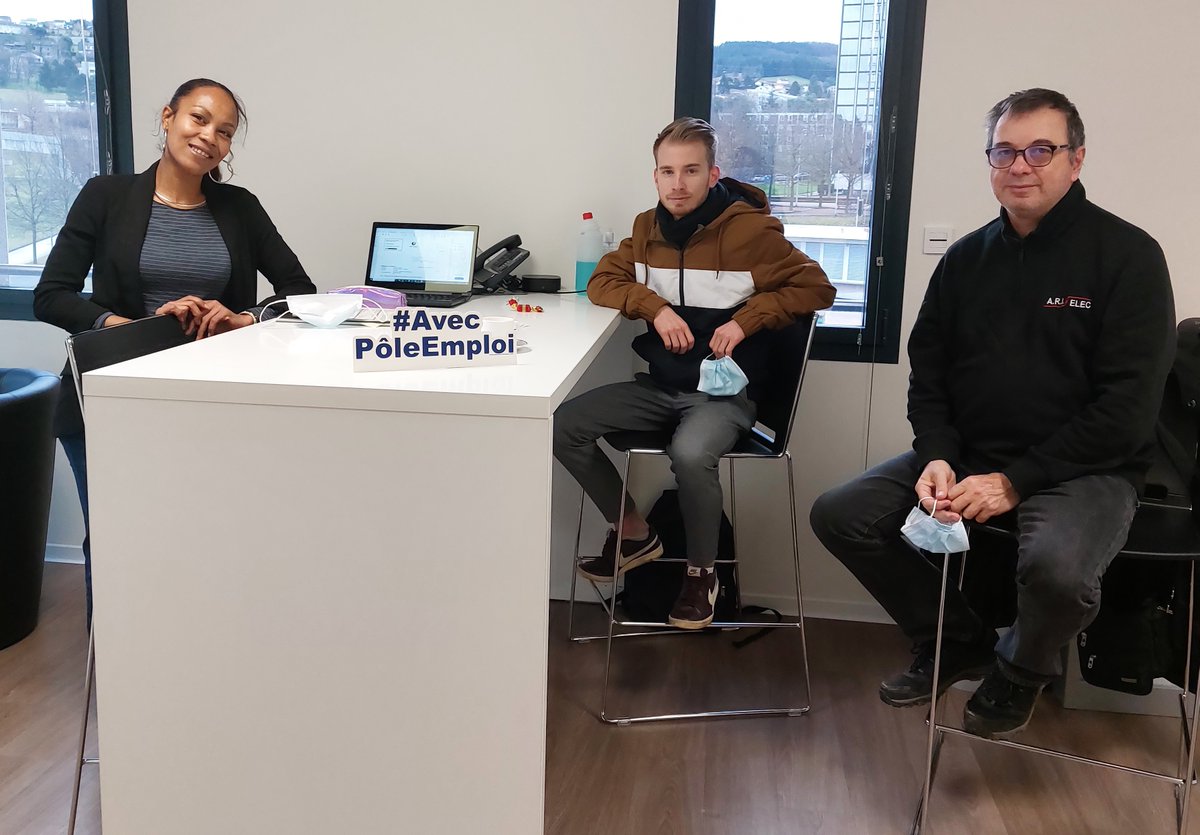 L'année 2022 va bien commencer pour Guillaume qui a signé un CIE jeune en CDI avec Mr Pinay, gérant de la société ARI ELEC, au poste de technicien en automatisme à compter du 03/01/2022.
Bravo à l'équipe du Pôle emploi de Firminy qui finit 2021 en beauté !!