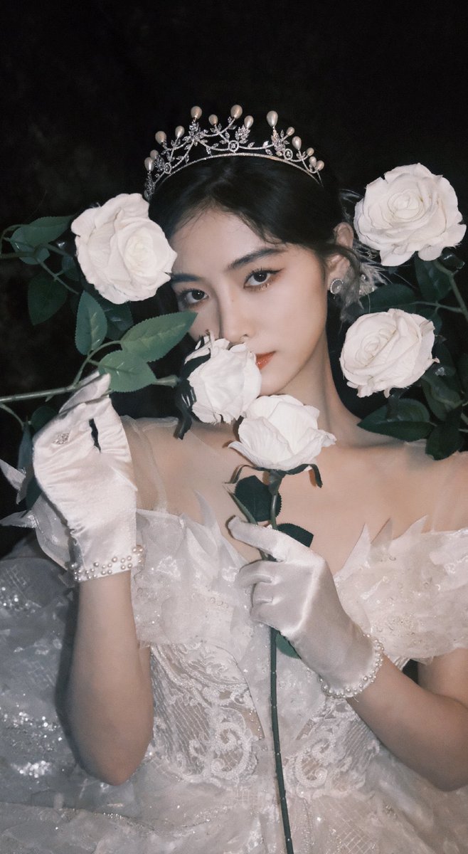 luvsjiaqi's tweet photo. [211228] xu jiaqi weibo update!!

thank you 2021 IFENG Fashion Choice for the encouragement 🏆

and of course the support from my baobeis 

i'll continue to work hard! 
(a day as a golden🦋with white feathers)

(1/4) https://t.co/vx6fW8jZ47