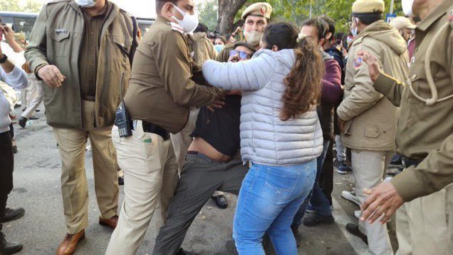 kundal__02's tweet photo. No matter how much you clap for doctors, but when a male policeman beats up a female doctor on the road, it clearly tells that the government and administration do not respect doctors.  Everything else is a gimmick.  #DoctorsProtest #Doctorsstrike #NeetPGcounselling2021 https://t.co/wPNYxMizzJ