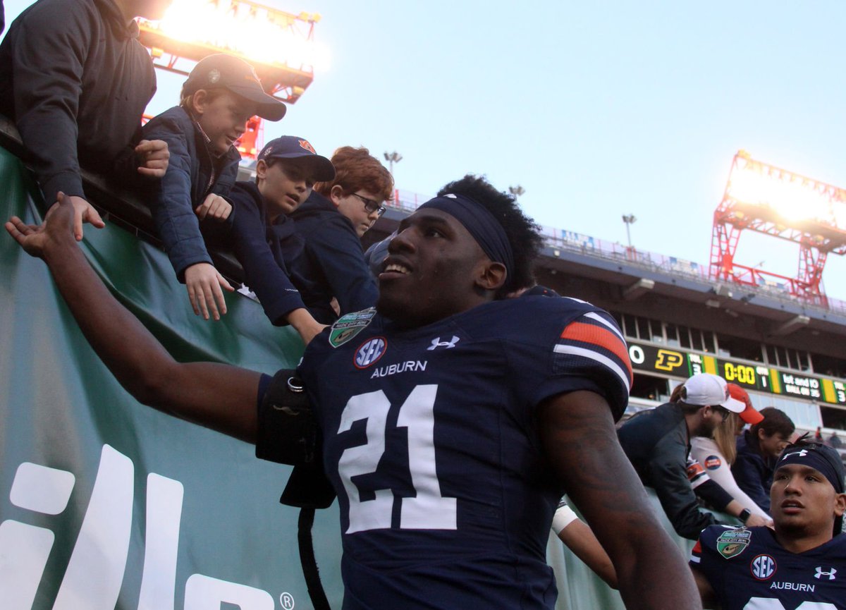 ByJustinLee's tweet photo. Smoke Monday had a hell of a career.

An outstanding Auburn Tiger. https://t.co/khc0A2Sh3R