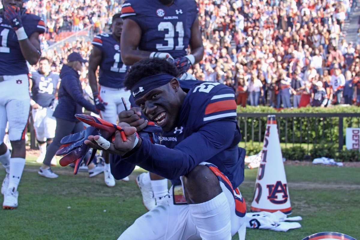 ByJustinLee's tweet photo. Smoke Monday had a hell of a career.

An outstanding Auburn Tiger. https://t.co/khc0A2Sh3R