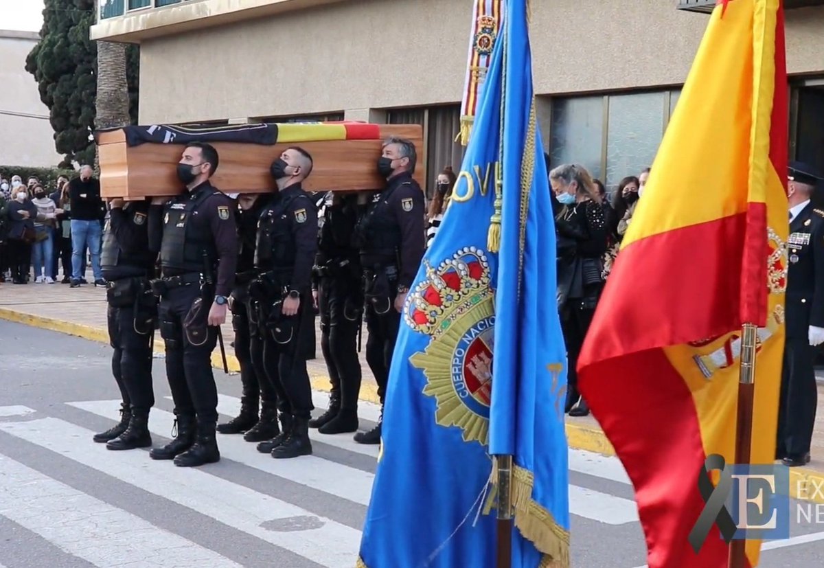 jupol_alicante's tweet photo. 👮♂️Difícil no soltar una lágrima en la emotiva despedida que se le ha brindado a nuestro compañero Iván, #Rayo42 de la #UPR de #Alicante
😔Descansa "littel", luchaste con todas tus fuerzas hasta el final, siempre te recordaremos
🎥Homenaje de #Extranews⤵️
https://t.co/q5d9hF728t https://t.co/a3AoTgl80r