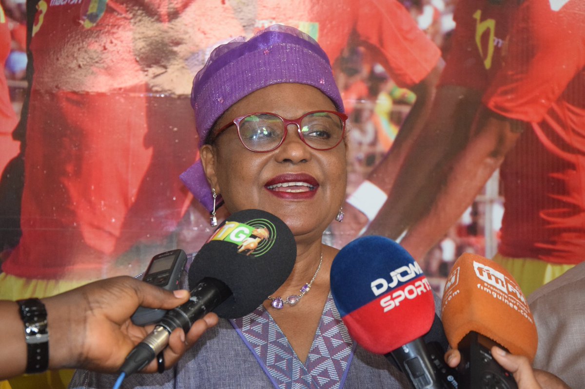 fgfofficiel's tweet photo. Mme Sy Mariama Satina Diallo, présidente du CONOR, a reçu ce mardi le Réseau des Femmes Africaines Ministres et Parlementaires de Guinée dont elle est également la présidente.
Le REFAMP a remis une enveloppe au comité de soutien du Syli National.
#FGF #REFAMP #SyliNational https://t.co/azPzmg5kVj