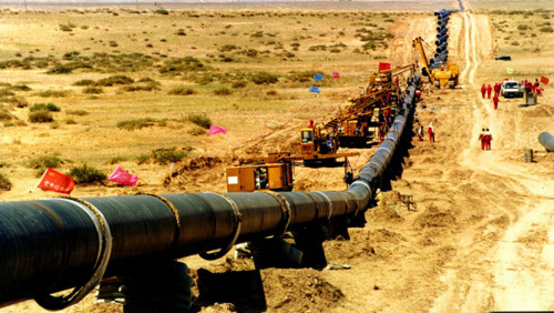 【西氣東輸年輸氣量首次突破千億立方米】記者28日從國家管網集團獲悉，西氣東輸管道系統今年已累計輸送天然氣超1000億立方米，這是西氣東輸年輸氣量首次突破千億立方米。自投產以來，西氣東輸已累計輸送天然氣超7000億立方米，惠及中國西部、長三角、珠三角、中原地區近5億人口。