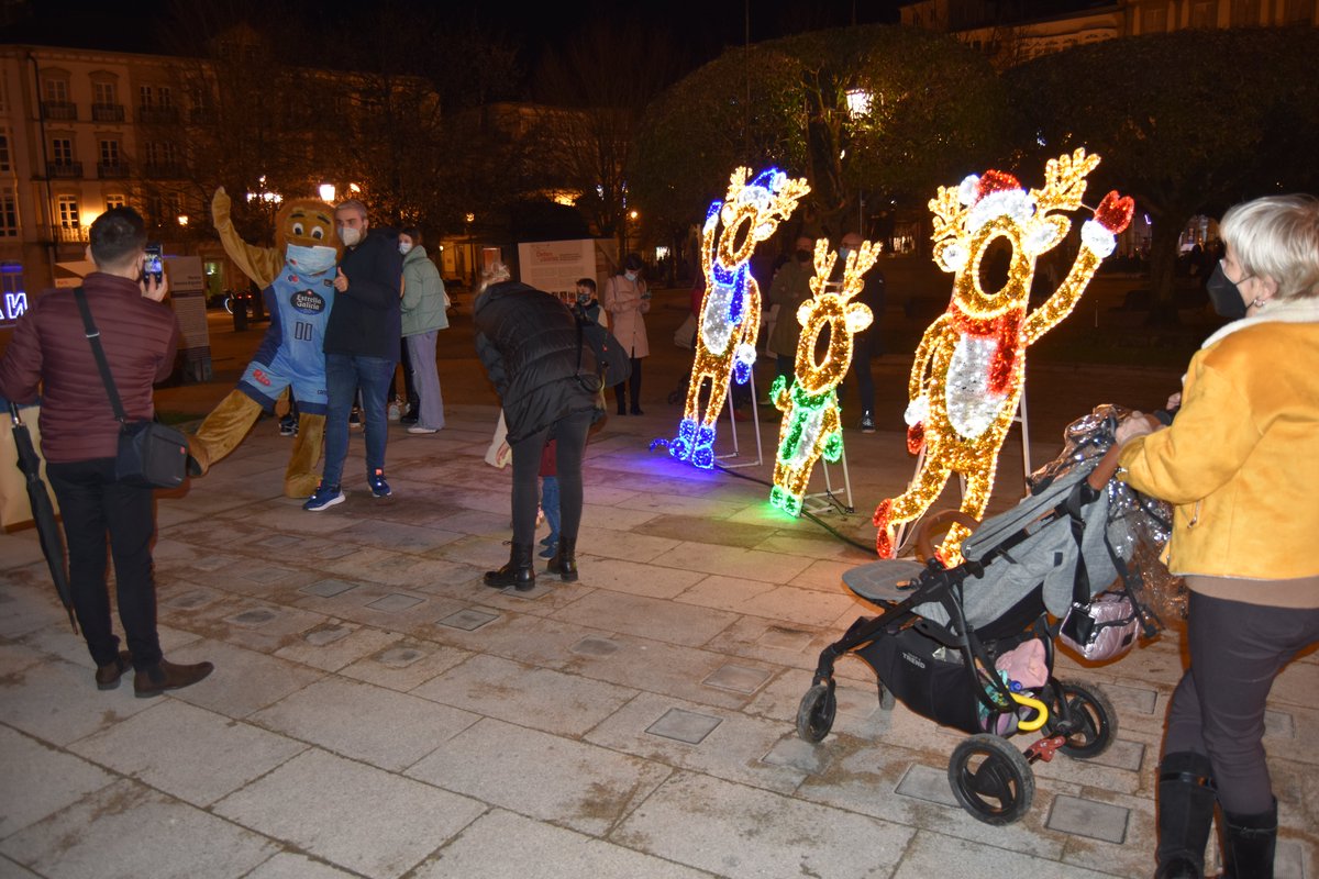 O alumeado de Nadal de #Lugo luciu esta tarde máis ca nunca coa presenza na contorna da Praza Maior de <a href="/BreoMaximus/">MaximusBreo</a> , que recibiu o agarimo de toda a veciñanza.

<a href="/LugoTurismo/">Cultura Turismo Lugo</a>