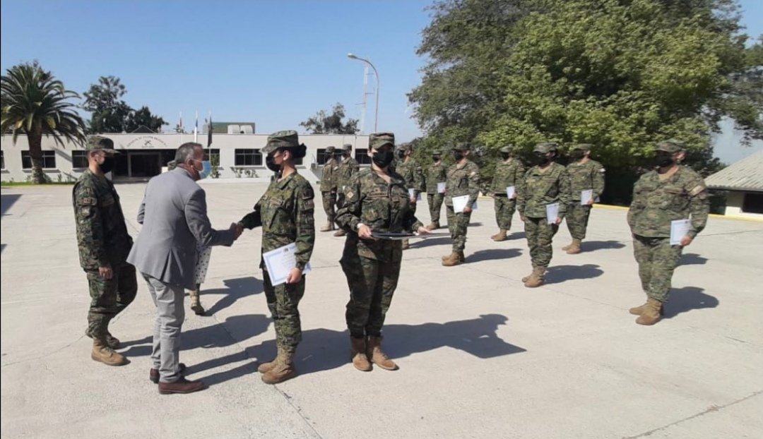Elizabeth5390's tweet photo. Licenciamiento de soldados conscriptos que culminan su enseñanza media, gracias al servicio militar. ❤️"El Ejército de Chile da oportunidades a quienes estudian se esfuerzan y desarrollan sus capacidades" @Ejercito_Chile #GeneralIturriaga #FelizMiercoles #JuntosSaldremosAdelante https://t.co/lM8BiRXs3d