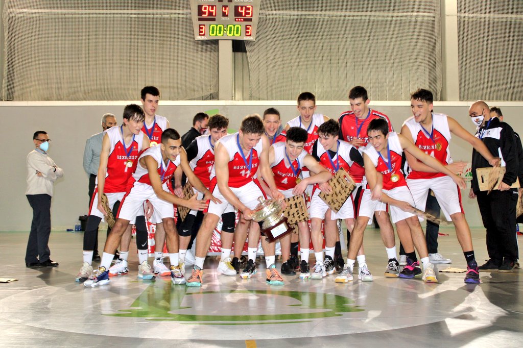 Basketbasko's tweet photo. #EUSKNAF21 #juniorbalmaseda #mutilak
🏆 TXAPELDUNAK 🏆
@BizkaiaBasket 👏👏👏👏👏 https://t.co/zGyPjVbRNF