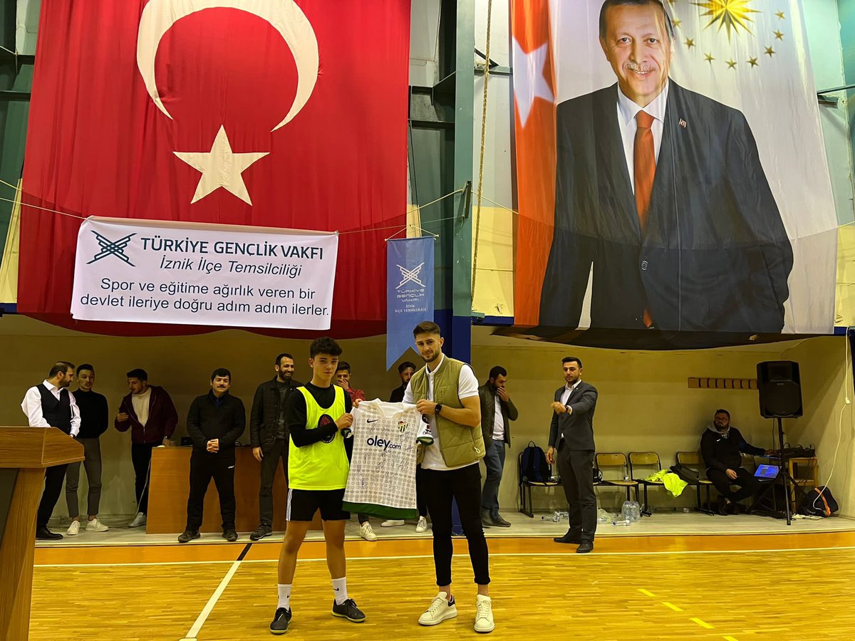 tugvabursa's tweet photo. İznik İlçemizin düzenlemiş olduğu Liseler arası Futsal turnuvası final programını İl temsilcimiz Sayın M.Fatih kaya ve ilçe protokolümüzün gerçekleştirdik.🇹🇷🙋🏻‍♂️

Heyecan dolu geçen turnuvamız da Kazanan takımlarımızı tebrik ederiz. 
⚽️😎⚽️

📍İznik ilçe temsilciliği https://t.co/WZGP4mVyoJ