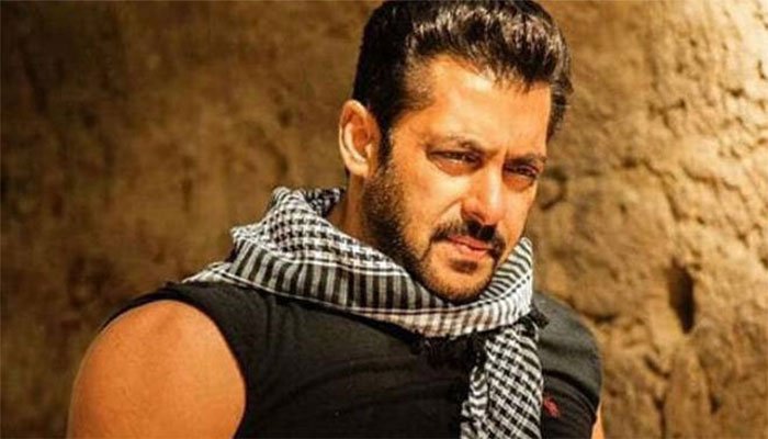 TGlambug's tweet photo. Bollywood superstar, Hindi movie star Salman Khan said that a snake bit him twice at his farmhouse on his 56th Birthday. He tried to remove the snake with a wooden stick, but he failed and the snake bit him.  #salimkhan #salmankhan #salmansnakebite

https://t.co/ok7ixapX36 https://t.co/GhvRkxDDix