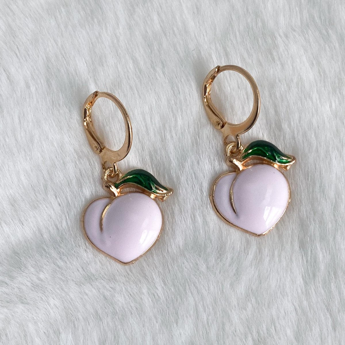 monalaina's tweet photo. Peach Earrings, Gold Peach Earrings, Huggie Hoop Earrings, Dangle Hoop Earrings, Peach Jewelry, Fruit Earrings, Gold Jewelry, S353 https://t.co/zY1rENbaoT #GiftforHer #Earrings #EtsyJewelry #EtsyShop #Jewelry #SmallBusiness #Handmade #Peaches https://t.co/TdYzP1nQYu