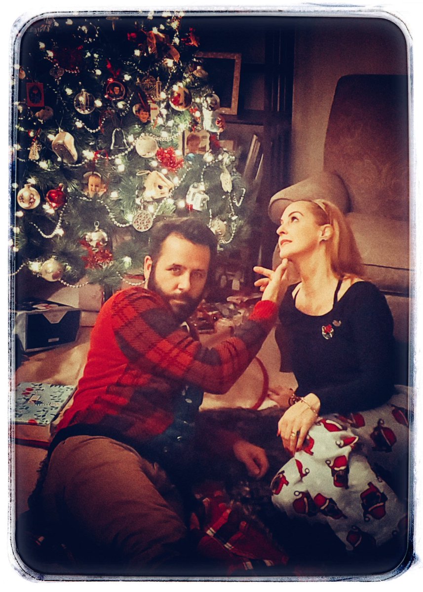 MakeupbyAmandaG's tweet photo. Last minute Christmas Photo Shoot.
Post Present Opening.
Still in Pjs.
Moms Cooking in the Kitchen.
Sister in Law Captures Priceless Holiday Romance Under Tree with Palpable 1970s Vibes. @mfmcguirk https://t.co/6sQ32lRBKH