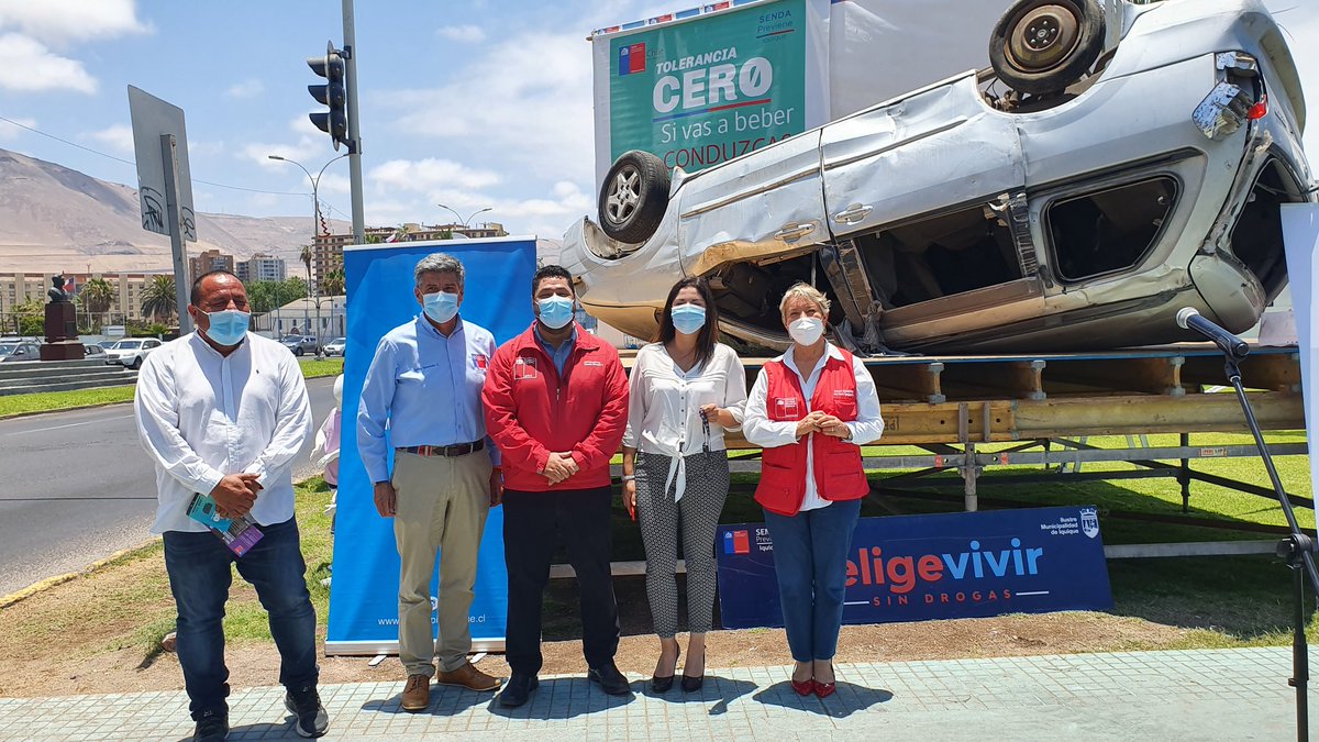 Senda_Tarapaca's tweet photo. En playa Cavancha @previene_iqq desarrolla intervención preventiva que encabeza director @C_Jimenez_G_ y alcalde @MauroSoriaM, a fin de concientizar sobre no manejar bajo  efectos del consumo de alcohol y otras drogas en estas fiestas de fin de año.
#YoElijoBien
#ÚltimoCarrete https://t.co/fJWKziDa9f