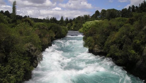 أَدَبٌ كمِثْلِ المَاءِ لَوْ أفْرَغْتَهُ
يَوْماً لَسَالَ كَمَا يَسيلُ المَاءُ

- ابن عبدربه