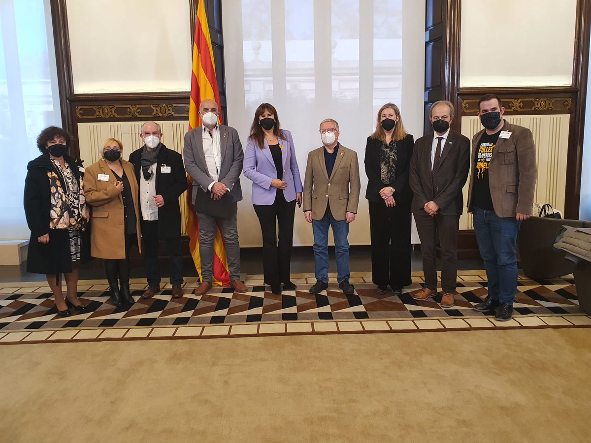 mhp_LauraBorras's tweet photo. Avui hem rebut @pessebrescat i @pessebrescdv al @parlament per agrair-los la cessió i el muntatge d'aquest naixement amb figures de Lluís Carratalà que ha permès que, per primer cop, el Parlament tingui un pessebre i un arbre de Nadal. https://t.co/cWKaTOl1Ny