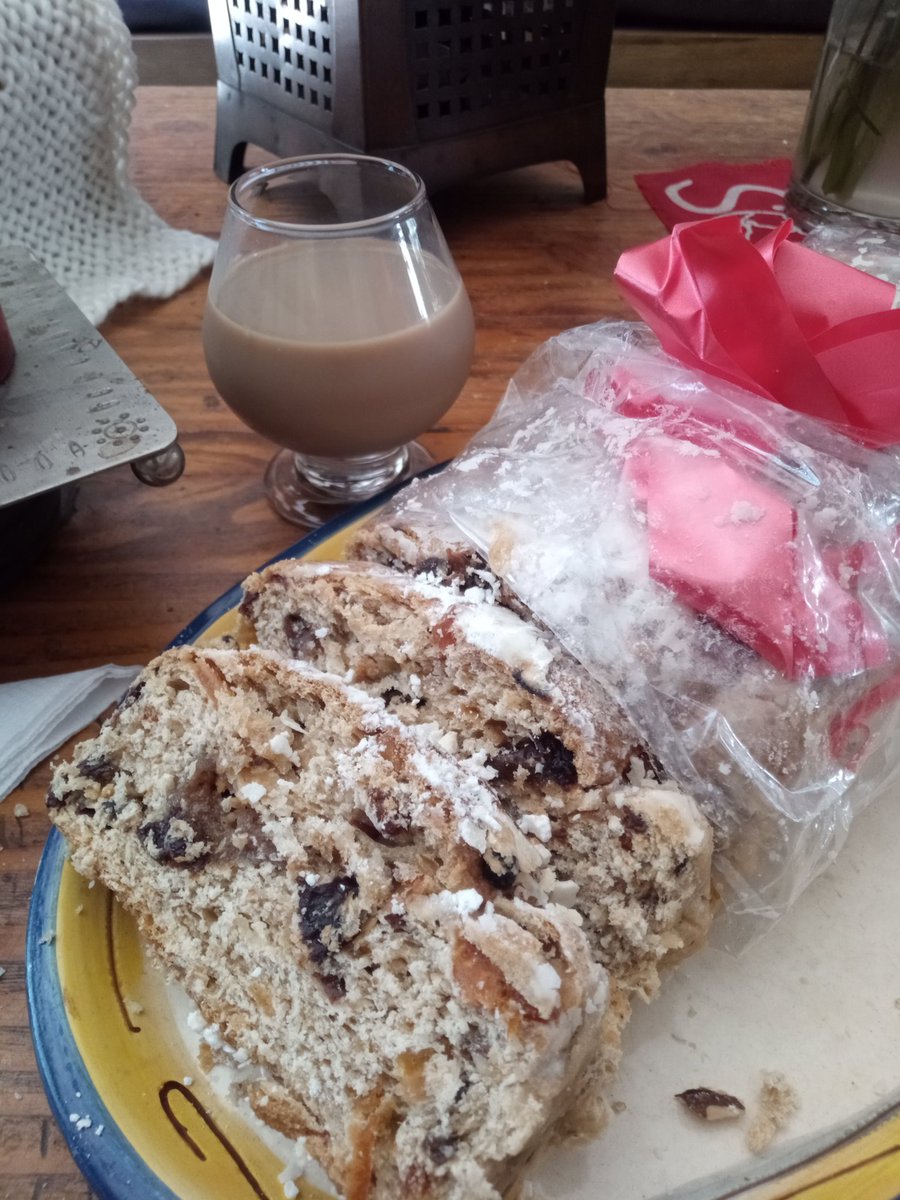 Kellyfloridog's tweet photo. Probando probando🎤
Stollen de @Winklmeier y el cola de mono es regalito de @Intensa_mente__ 😋
#paradecomer https://t.co/tlRqwpL6ZR