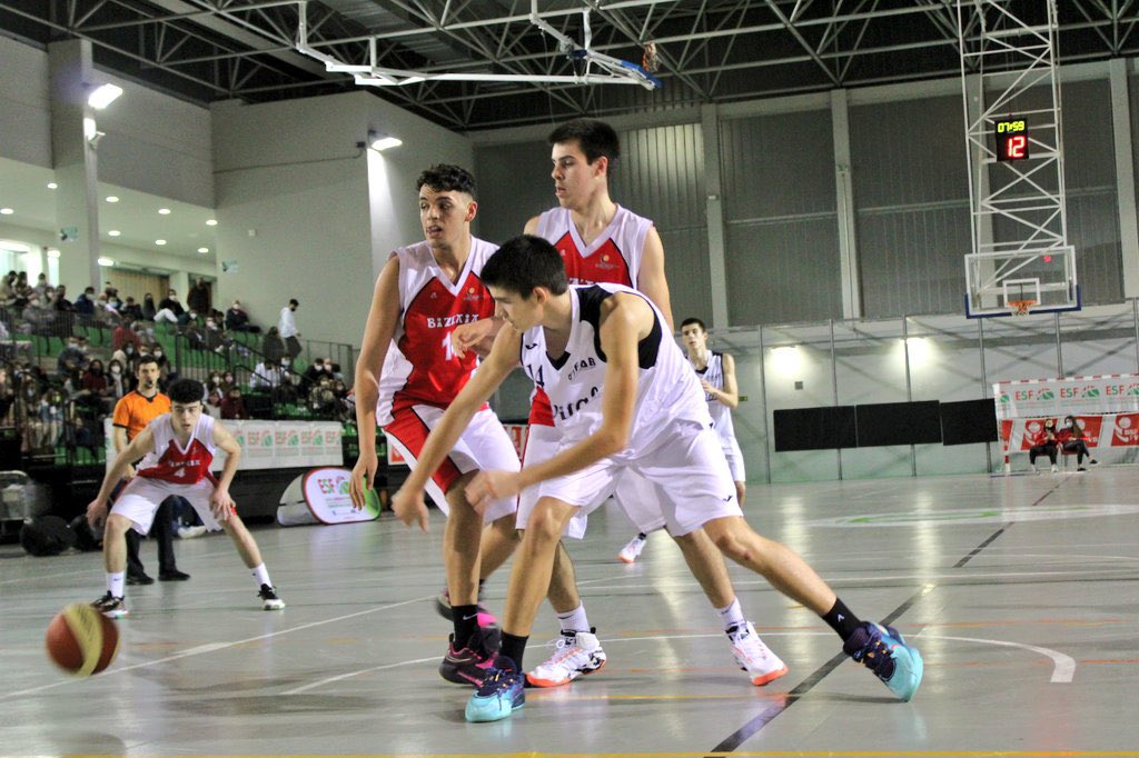 basketaraba's tweet photo. #EUSKNAF21 #juniorbalmaseda #mutilak
🏆 FINAL JUNIOR MASCULINO🏆
Fin del partido
🥇ZORIONAK #BIzkaia!!
@BizkaiaBasket 94 - 43 @basketaraba
🥈Impecable trabajo y esfuerzo hasta el final el de nuestros juniors. ZORIONAK! Un segundo puesto merecidísimo.
#BasketAraba💪🏼🏀 https://t.co/fyhXIGAfOv