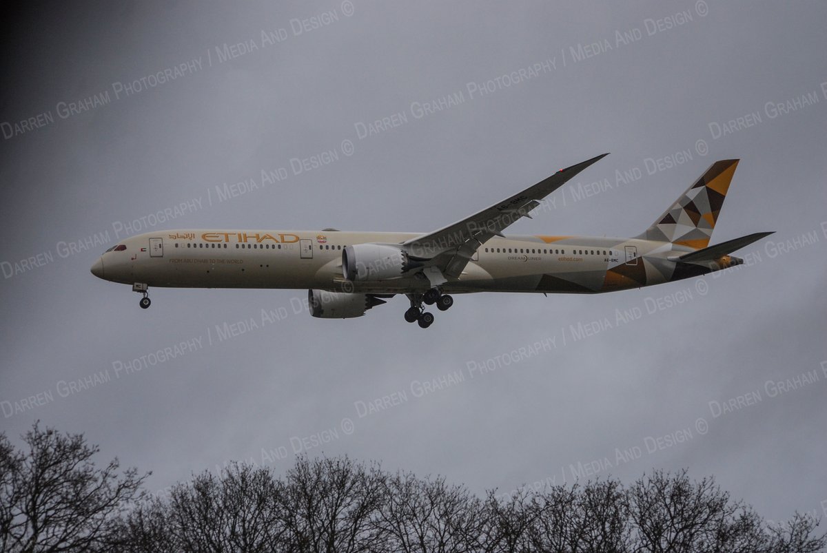 CarswithDaz's tweet photo. #Heathrow #27L https://t.co/yerBWjE3Mz