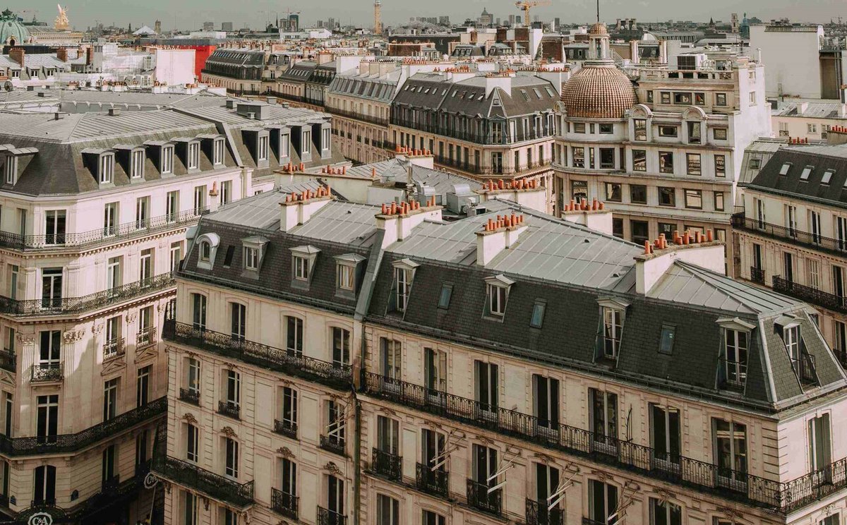 #Société : Malgré qu'ils soient de moins en moins dans l'hexagone, les portugais 🇵🇹 restent ceux qui achètent le plus dans l'immobilier en région parisienne 🇨🇵. Ils représentent 15,3% des acquéreurs étrangers en 2021, suivi par les chinois 🇨🇳 avec 10,1%. bfmtv.com/immobilier/pri…