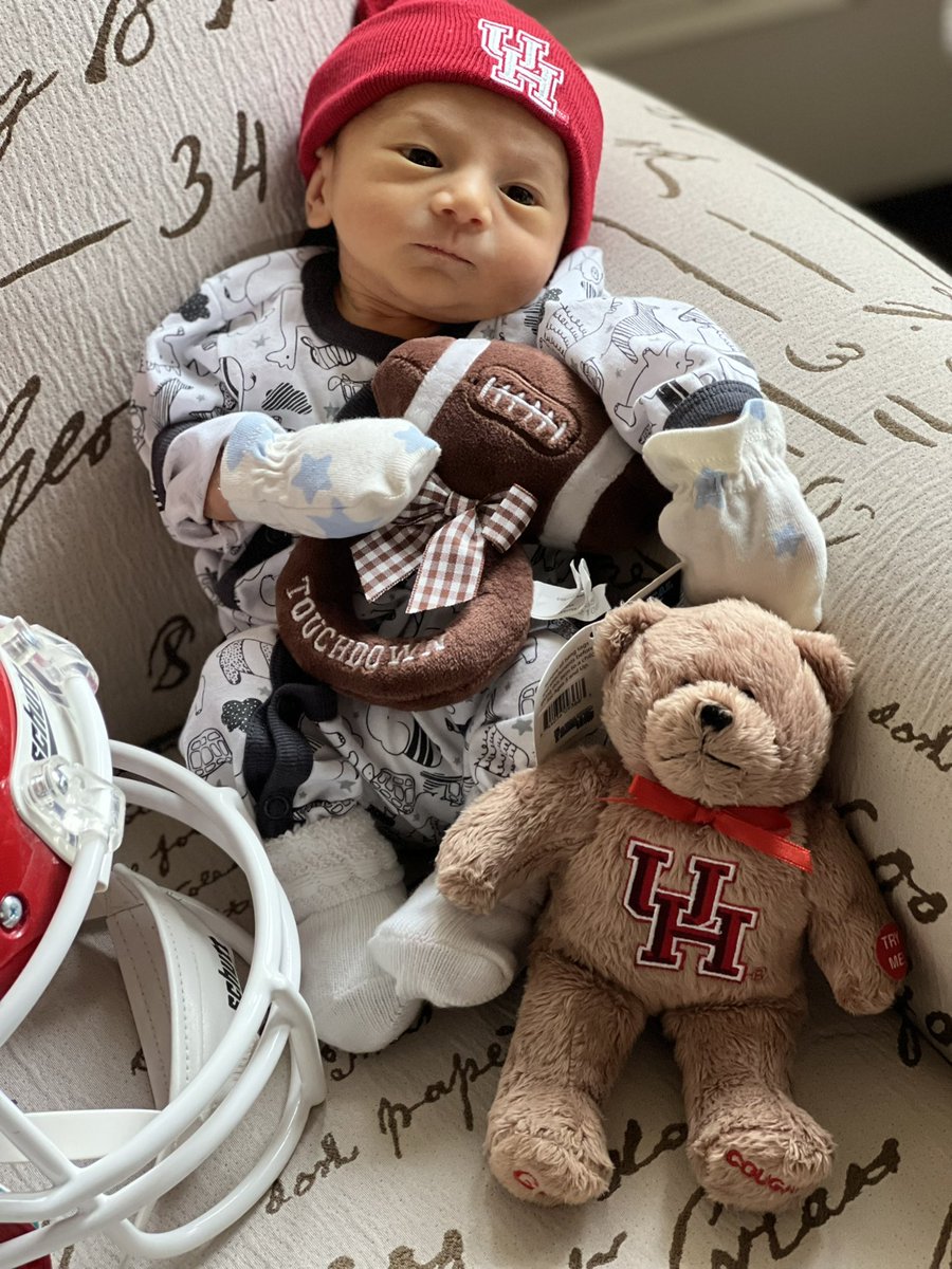 Only 5 days old and already repping UH. Watching the @Birmingham_Bowl with <a href="/mrsla77/">Belinda La</a> and dad. <a href="/UHCougarFB/">Houston Football</a> get ready to recruit in 18 years. Mateo La, Class of 2039, strong safety. #mateo #futurecoog #footballfamily #truewelleverbe #gocoogs