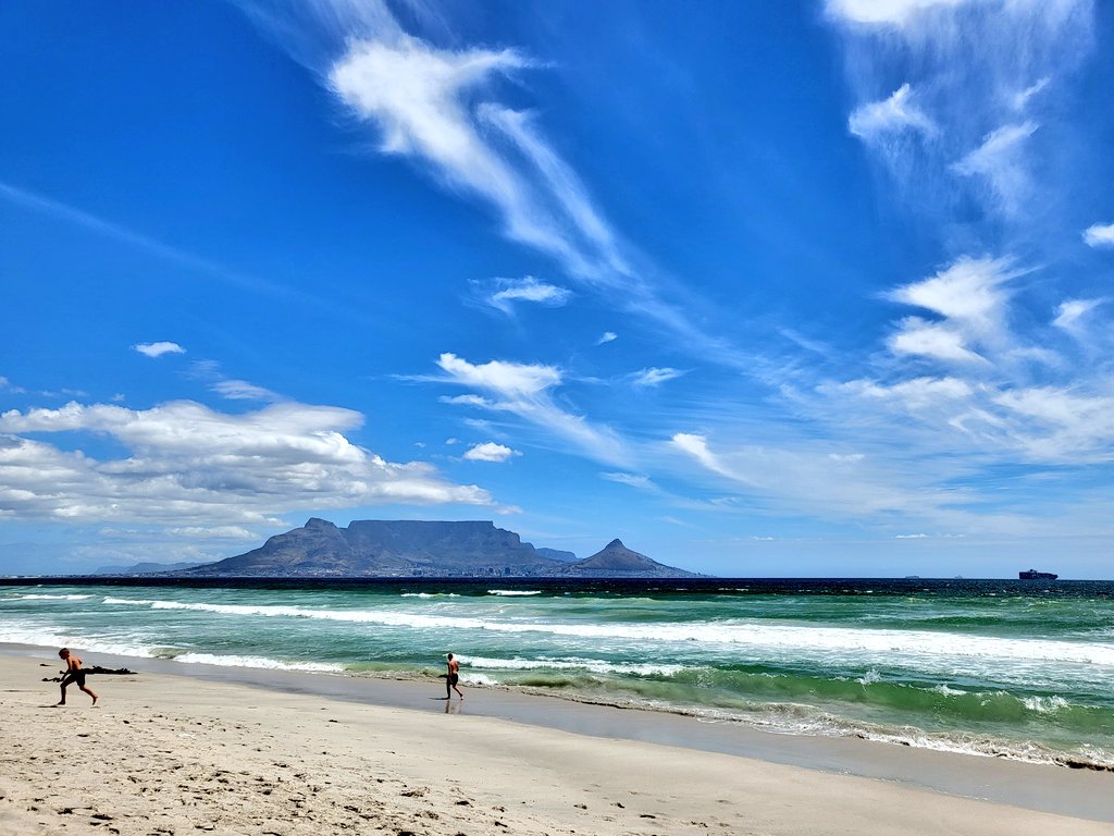 livingitupct's tweet image. It's no secret why #CapeTown is so popular and receives countless international awards 🏆 Just LOOK at this jaw-dropping natural beauty! 😍💙 #lovecapetown #capelens  #sharesouthafrica #tablemountain #summertime #travelchatsa #ocean #beachvibes