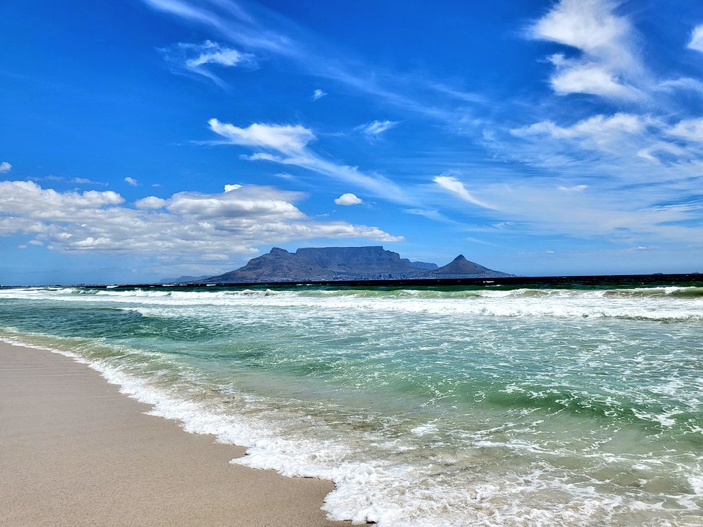 livingitupct's tweet image. It's no secret why #CapeTown is so popular and receives countless international awards 🏆 Just LOOK at this jaw-dropping natural beauty! 😍💙 #lovecapetown #capelens  #sharesouthafrica #tablemountain #summertime #travelchatsa #ocean #beachvibes
