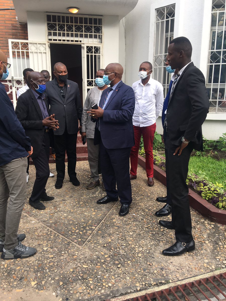 kumumbeya's tweet image. #RDC | 28.12.2021. L’honorable @EwangaOfficiel accompagné des hauts cadres du Front Citoyen pour la République, s’est rendu au docile familial de Monsieur constant NDOM N’DA OMBEL pour consoler la famille et présenter ses condoléances en hommage à ce dernier qui fut SG du #FCR.