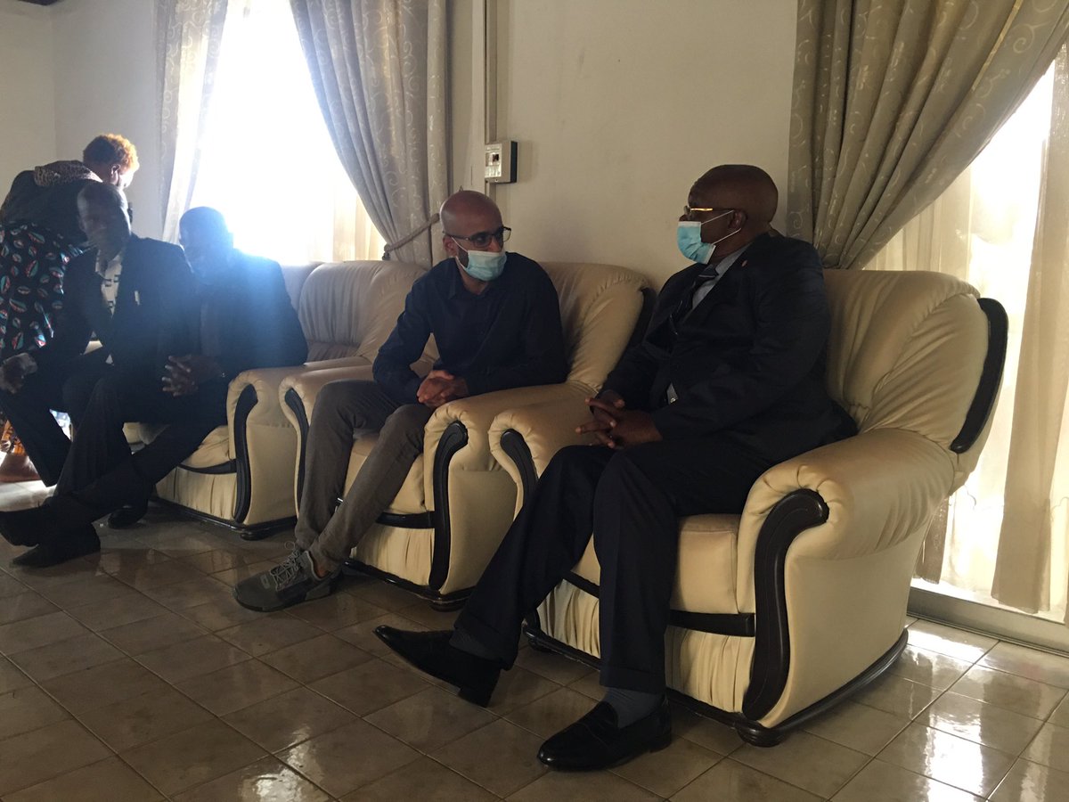 kumumbeya's tweet image. #RDC | 28.12.2021. L’honorable @EwangaOfficiel accompagné des hauts cadres du Front Citoyen pour la République, s’est rendu au docile familial de Monsieur constant NDOM N’DA OMBEL pour consoler la famille et présenter ses condoléances en hommage à ce dernier qui fut SG du #FCR.