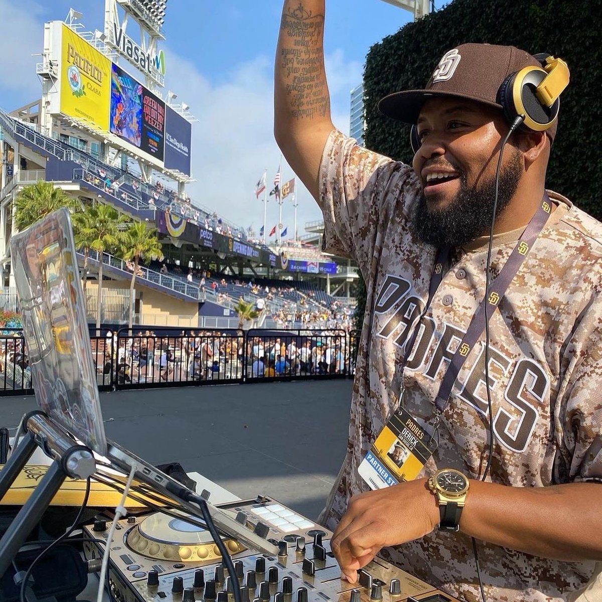 Z903's tweet photo. Happy Birthday to the guy who makes us all crack up in the mornings - @itsDJDROCK 🎉 

D-Rock is part of the heart and soul of Z90, and we couldn’t be more thankful to have him. 

Happy Birthday D-Rock 🥳! https://t.co/zvoMfVGdcx