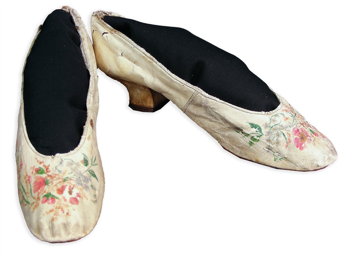 tnstatemuseum's tweet photo. The woman who owned these shoes wore them to a ball for the Marquis de LaFayette during his visit to #Nashville in 1825. LaFayette, a French nobleman and soldier, fought in the American Revolution and was revered by many, including George Washington. #12DaysofMuseumObjects https://t.co/Sjxk0CalWA